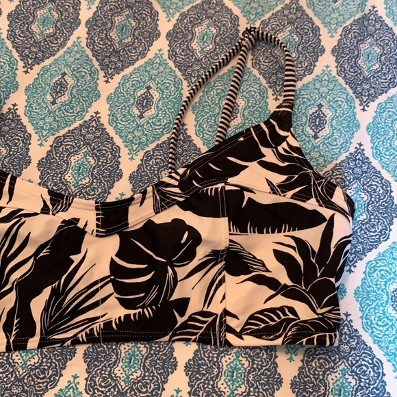 Old Navy scoop bikini top size large - Picture 3 of 9